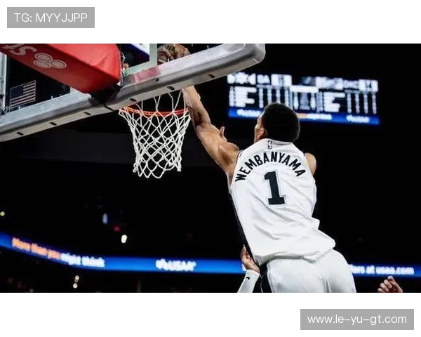 文班亚马狂轰40+15创神迹,马刺新星崛起竟能掀翻独行侠?