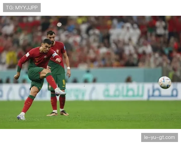 C罗任意球判罚引发热议，裁判标准再成球迷讨论焦点