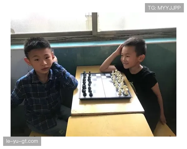 格里兹曼训练场幽默互动显默契，稳健表现诠释团队协作精神