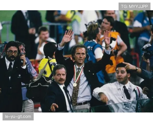 贝肯鲍尔战术执行力如何重塑现代足球格局并铸就团队精神典范