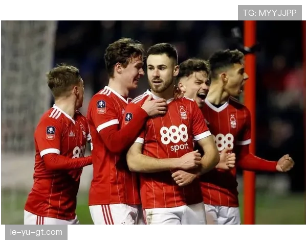 西汉姆联防线稳健，逆袭英超对手展现强大韧性。