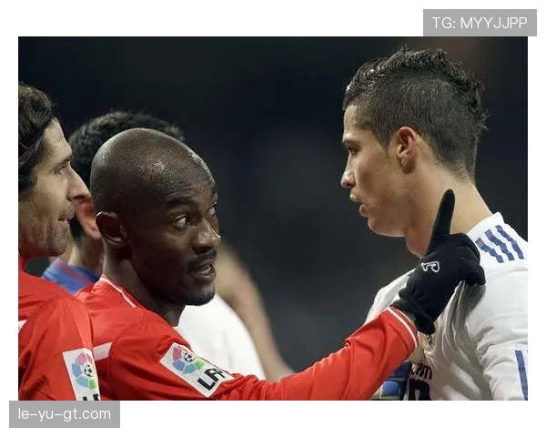 吐口水红牌判罚为何常被误解?详细规则解读与争议分析