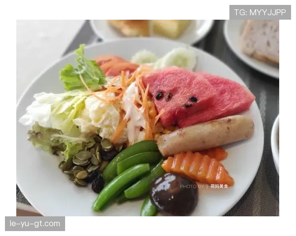 莱万这生活细节也太细腻了吧，连早餐都得讲究成艺术品？